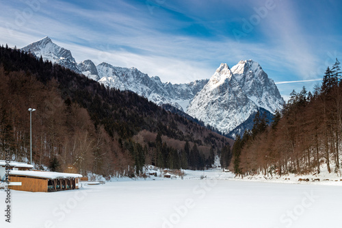 Zugefrorener Riessersee bei Garmisch Partenkirchen im Winter