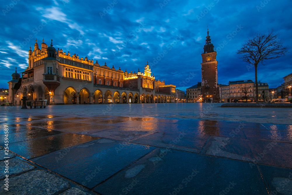 Grande piazza del mercato a Cracovia durante un'alba piovosa