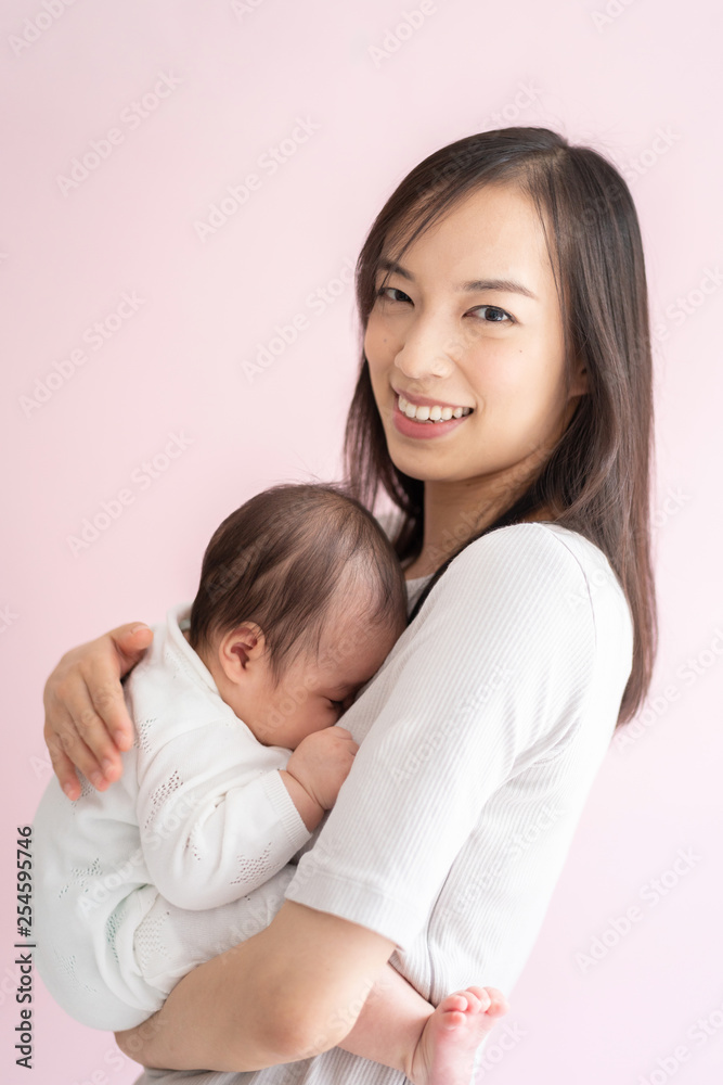 赤ちゃんを抱く女性