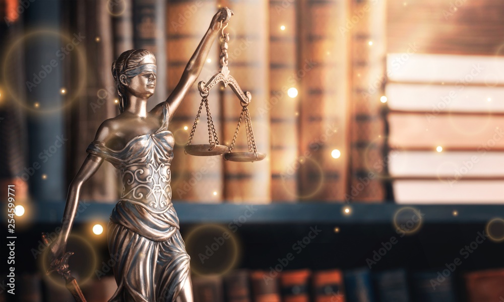 Statue of justice on library background. - obrazy, fototapety, plakaty 