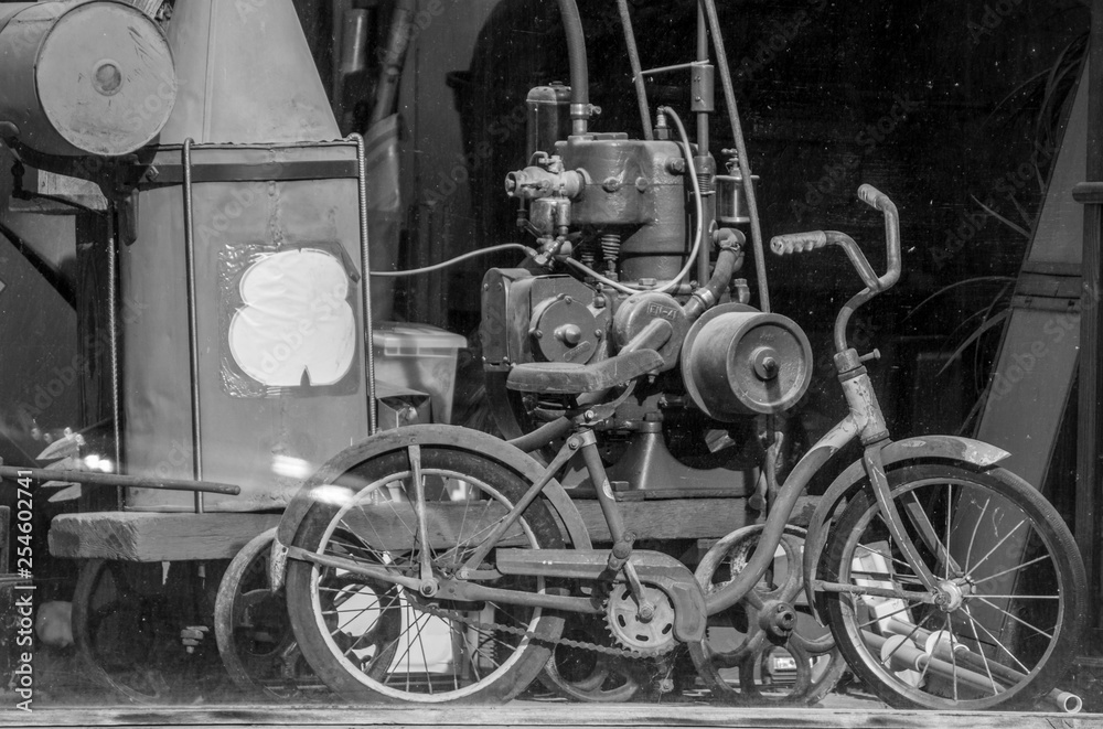 Fototapeta premium steam locomotive machine and old bike