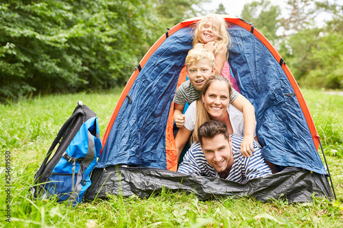 Familie im Zelt beim Camping im Urlaub