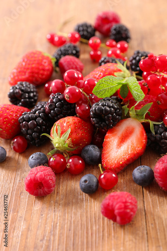 Fototapeta Naklejka Na Ścianę i Meble -  mixed berry fruit