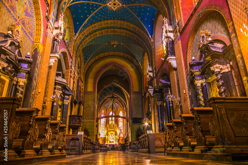 Meraviglioso interno colorata della chiesa di San Francesco di Assisi nella vecchia città di Cracovia photo