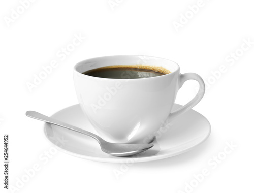 Czarna kawa w filiżance na białym tle