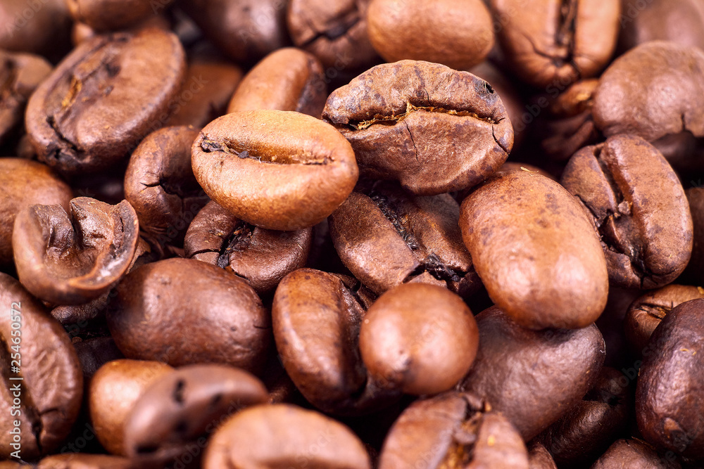 Naklejka premium roasted coffee grains. Macro shot
