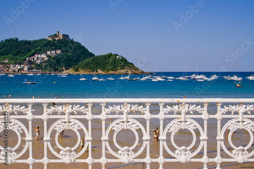 Barandilla de La Concha con la isla de Santa Clara al fondo