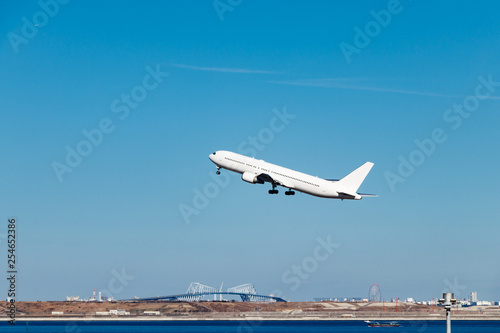 羽田空港　ゲートブリッジをバックに離陸する飛行機