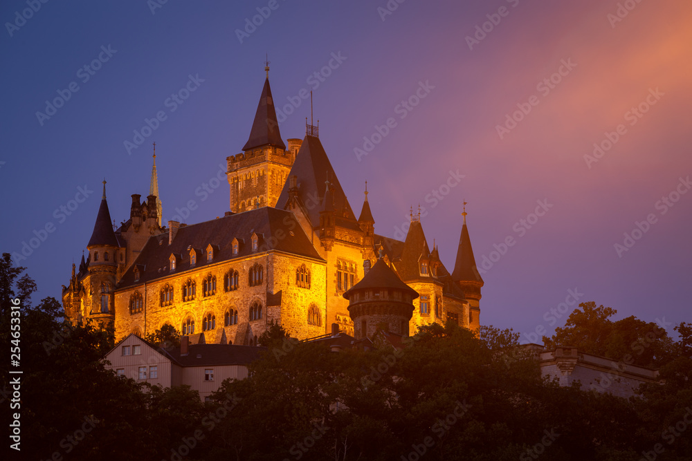 Historisches Schloss Wernigerode bei Nacht mit Beleuchtung