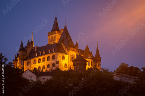 Historisches Schloss Wernigerode bei Nacht mit Beleuchtung