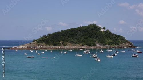 Isla de Santa Clara en la bahia de la Concha, San Sebastian, España