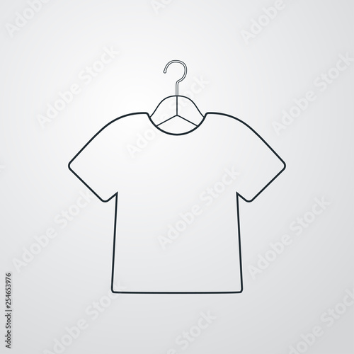 Icono plano lineal camiseta en percha en fondo gris