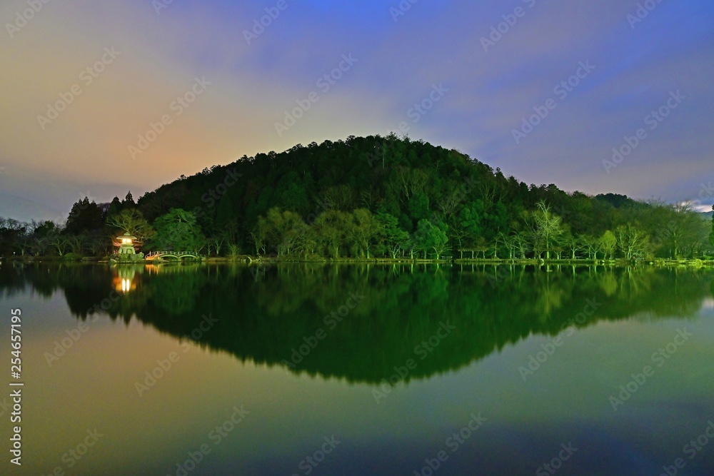 夜明け前の三島池の情景