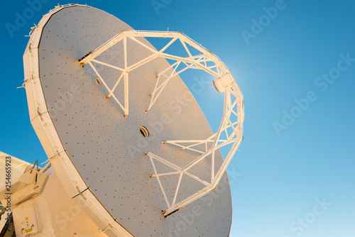 Φωτογραφία Antenna of a radio telescope in the Atacama desert, Chile
