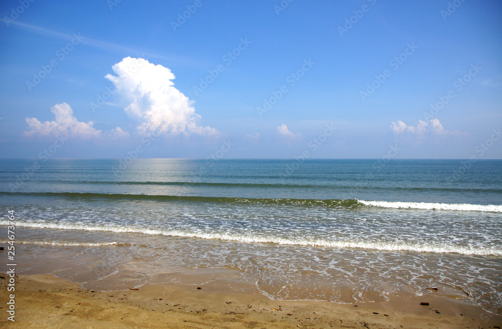 水平線と青空とビーチ