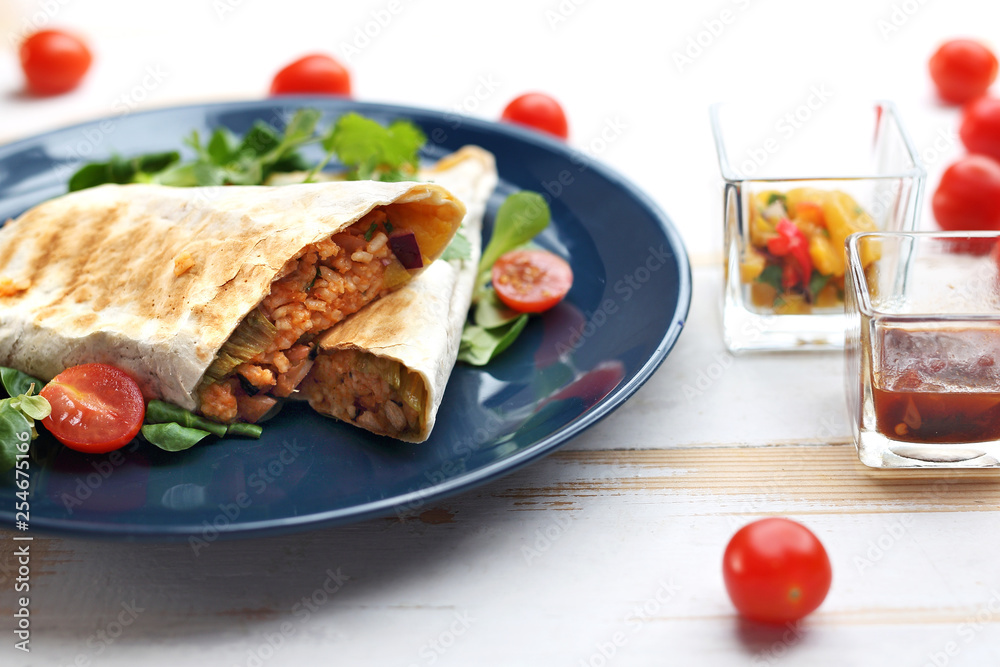 Chrupiąca tortilla z nadziana mięsem i ryżem. Chrupiąca tortilla z nadziana mięsem i ryżem.