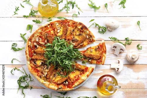 Włoska pizza z warzywami i rukolą.