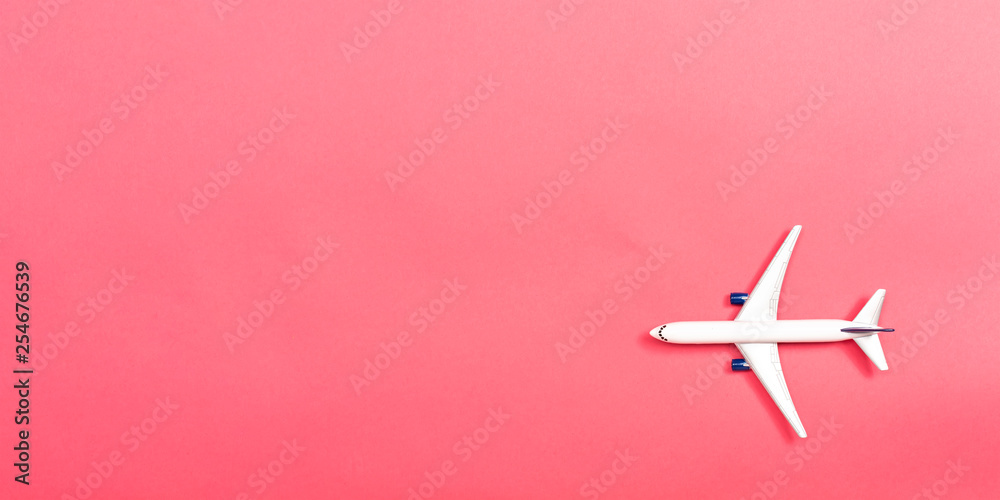 Fototapeta Zabawkowy samolot na różowym tle papieru