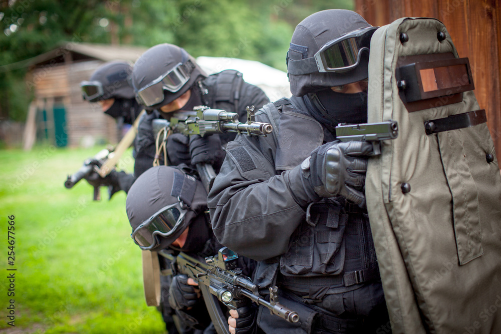 Special force unit in action - obrazy, fototapety, plakaty 