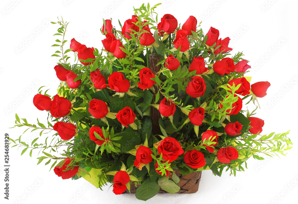Obraz premium Red roses basket isolated on the white background.