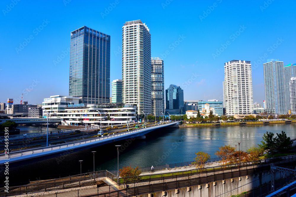 引き込み線と横浜ポートサイドの景色