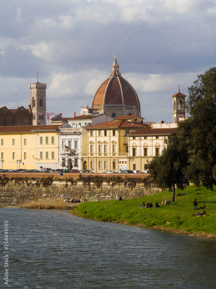 Italia, Toscana, Firenze, la città e il Duomo con Campanile di Giotto efiume Arno.