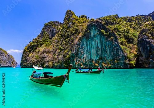 Take a boat to see the beauty of Phi Phi Leh at Pileh Bay and Loh Samah Bay. © Teerayuth