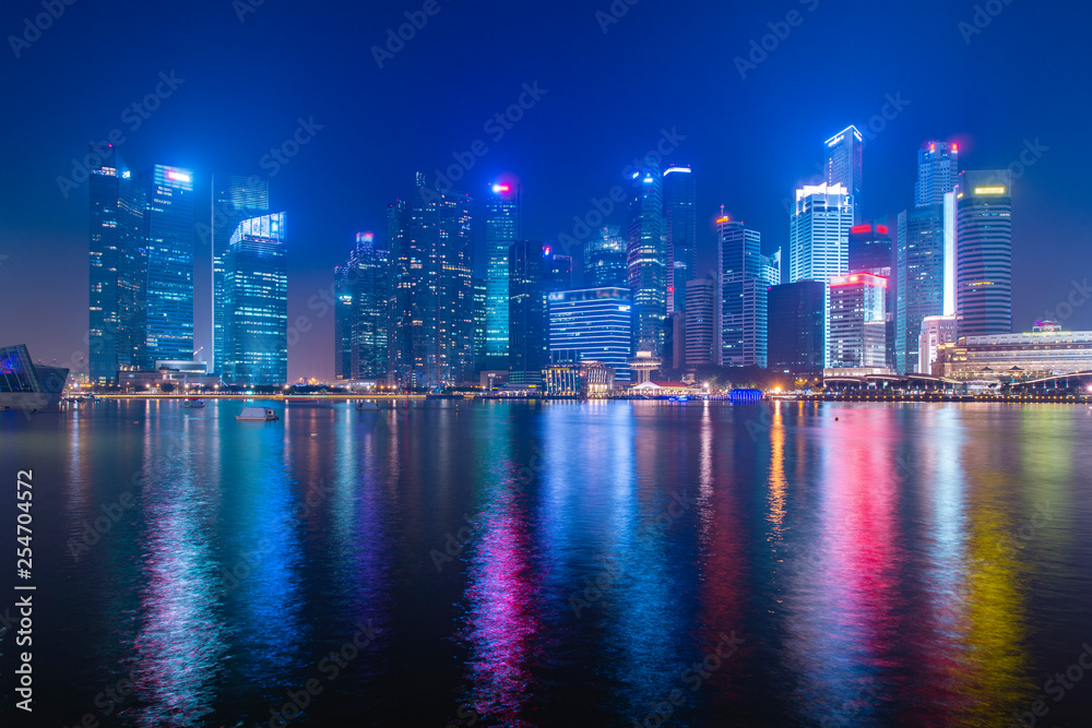 Fototapeta premium Singapore city skyling in business district at dusk.