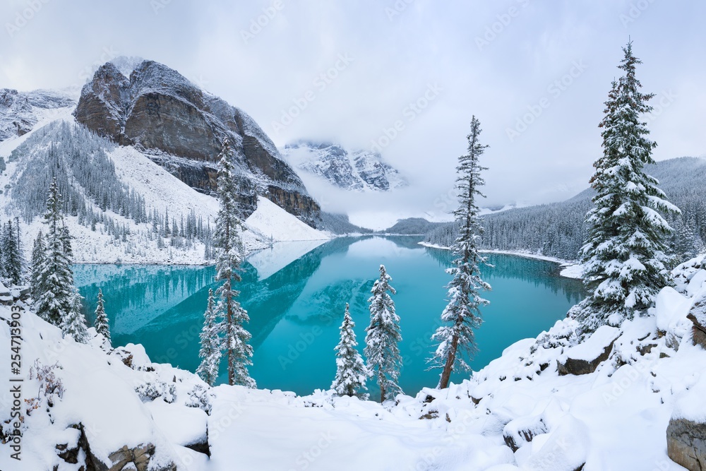 Fotka „First snow Morning at Moraine Lake in Banff National Park Alberta Canada  Snow-covered winter mountain lake in a winter atmosphere. Beautiful  background photo“ ze služby Stock | Adobe Stock