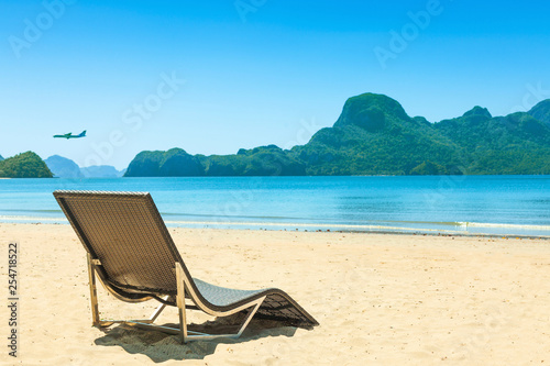 Fototapeta Naklejka Na Ścianę i Meble -  Panorama of lounge chairs on a beautiful tropical beach