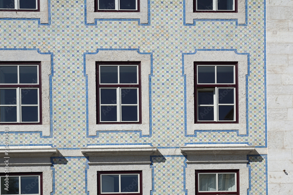 Traditionelle Häuserfassade aus Kacheln in Lissabon, Portugal 