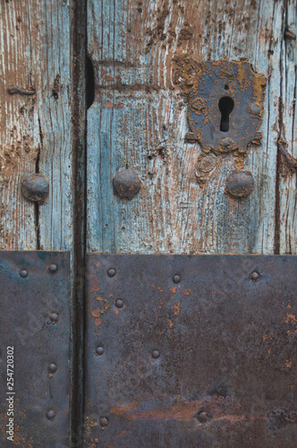 Old metal and wood door © Oscar