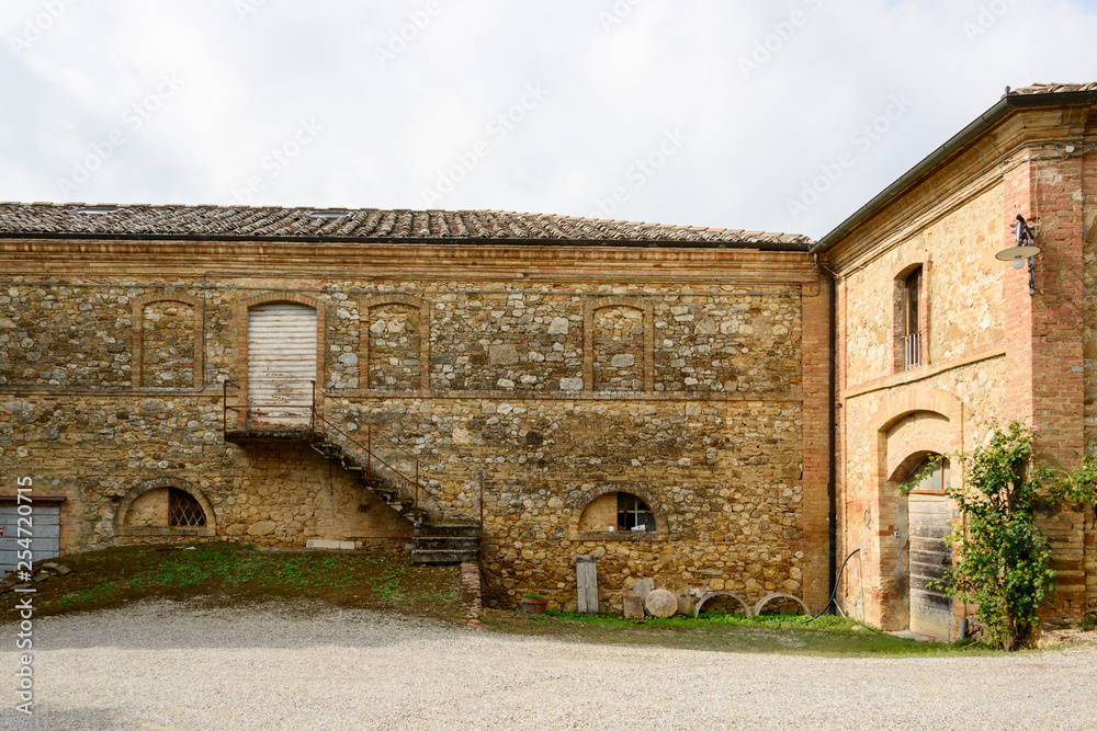 Alte Gebäude auf einem Weingut im Chiantigebiet in der Toskana