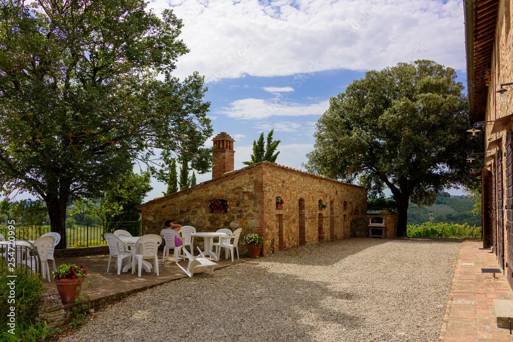 Gebäude auf der Tenuta di Monaciano am Stadtrand von Siena. Hier kann man sich eine Ferienwohnung auf dem Weingut mieten
