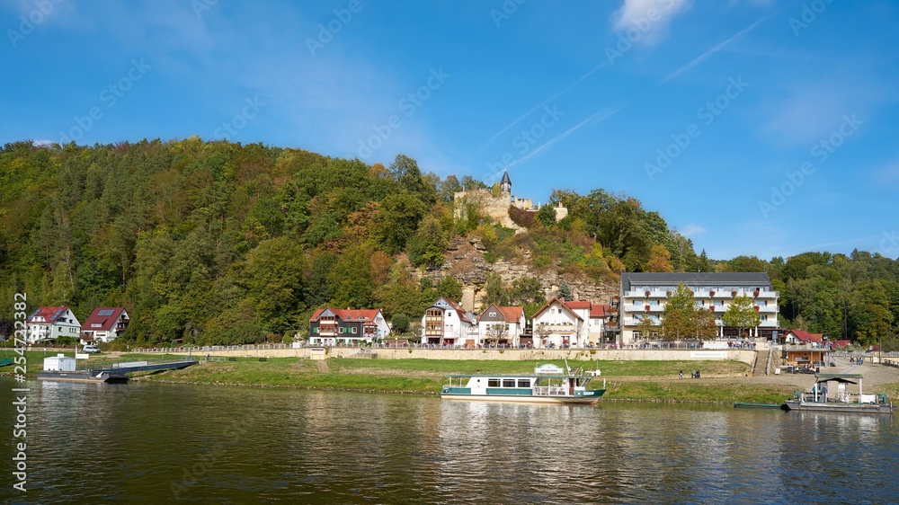 Obraz premium Der Urlaubsort Rathen im Elbsandsteingebirge in der Sächsischen Schweiz