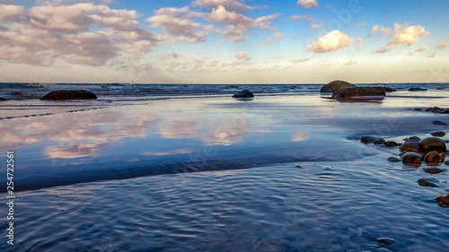 Gestrandette Findlinge im Meer photo