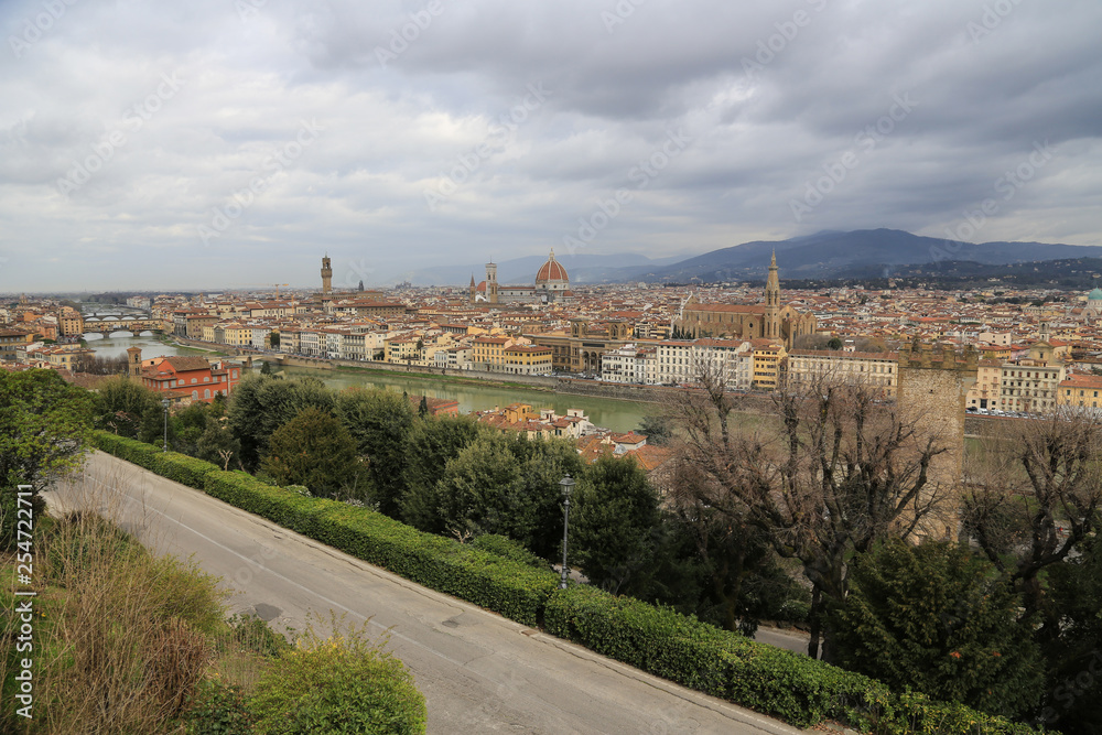 Florenz Italien: Blick vom Aussichtsplatz Piazzale Michelangelo auf das historische Stadtzentrum mit Ponte vecchio, Palazzo Vecchio, Dom und Campanile