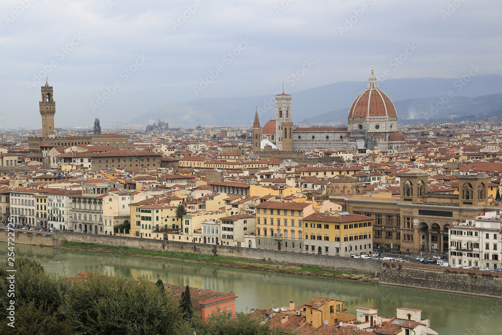 Florenz Italien: Blick vom Aussichtsplatz Piazzale Michelangelo auf das historische Stadtzentrum mit Dom, Campanile und Palazzo Vecchio