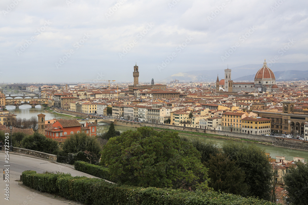 Florenz Italien: Blick vom Aussichtsplatz Piazzale Michelangelo auf das historische Stadtzentrum mit Ponte vecchio, Palazzo Vecchio, Dom und Campanile