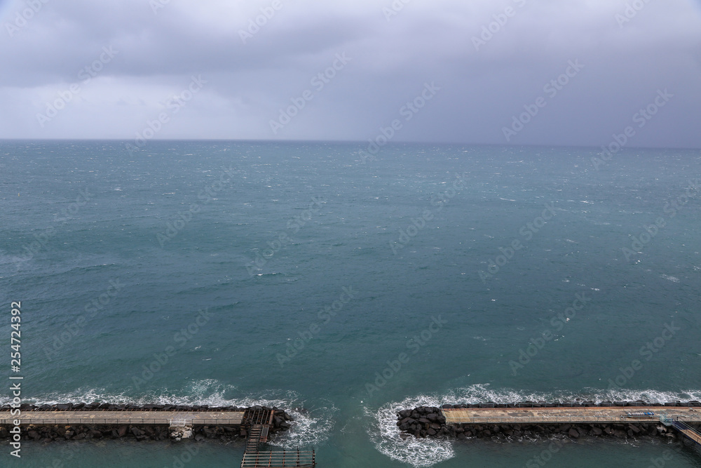 Halbinsel Sorrent Italien: Blick auf Landungsstege und den Golf von Neapel vor einem Sturm