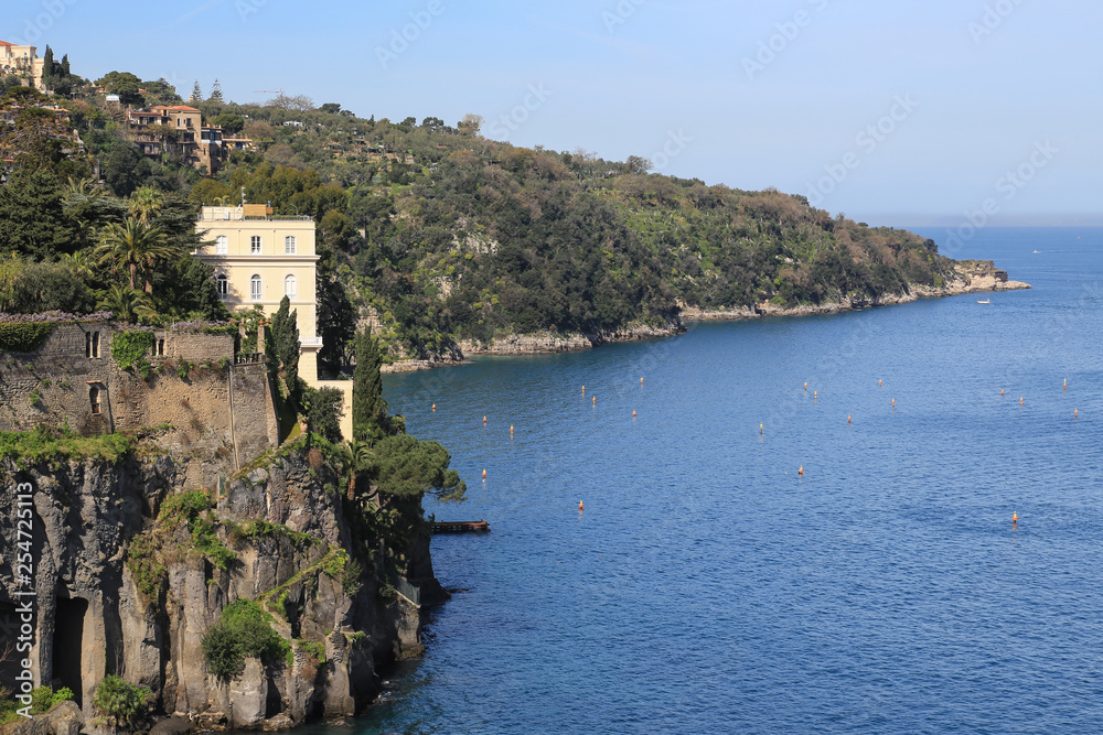 Halbinsel Sorrent Italien: Blick auf eine Bucht von der hoch auf den Klippen liegenden Stadt Sorrent