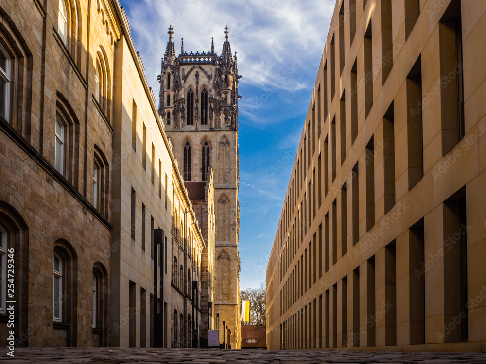 Obraz premium Liebfrauen-Überwasserkirche in der Stadt Münster
