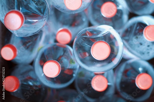 Plastik - Pfandflaschen von oben mit Roten Deckeln