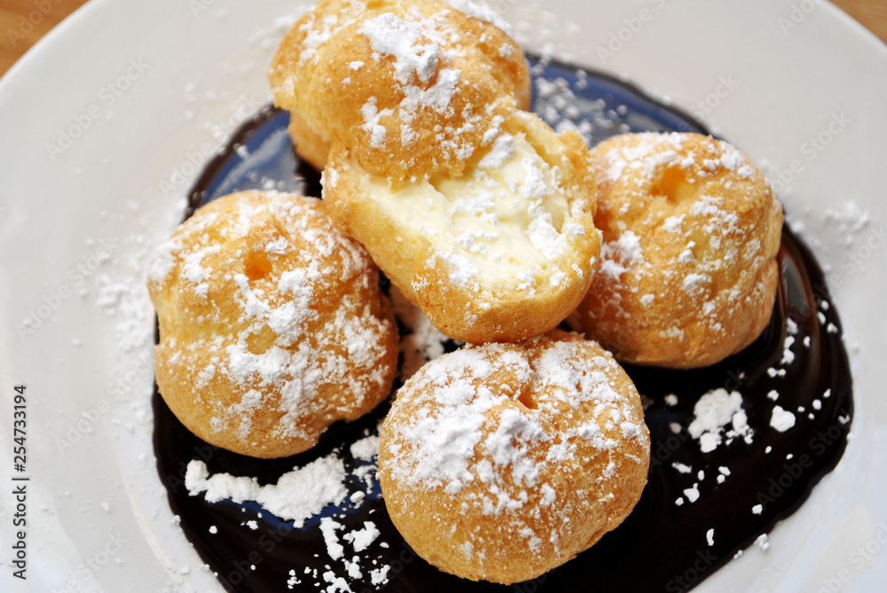 Powdered Cream Puffs With Chocolate Sauce Powdered Cream Puffs With Chocolate Sauce