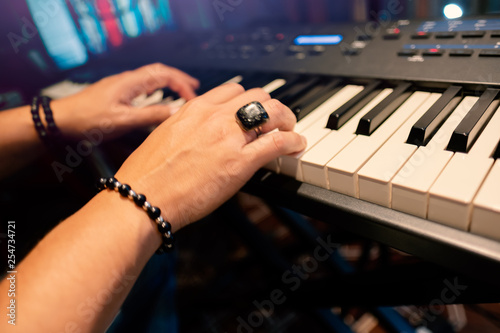 Fotografie hands playing piano musician classical sound ambient grand song sing tenor piani