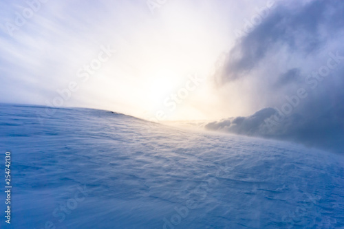 eisige Landschaft und Schneesturm bei Sonnenuntergang in Troms    Norwegen