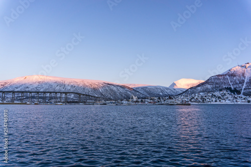 arktische Stadt Tromsö in Norwegen bei Sonnenuntergang