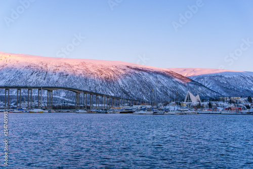 arktische Stadt Tromsö in Norwegen bei Sonnenuntergang