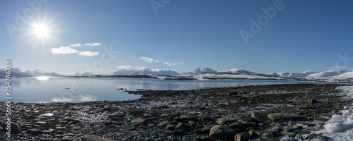 Panorama Winterlandschaft / Fjord in Norwegen mit Steinen im Vordergrund