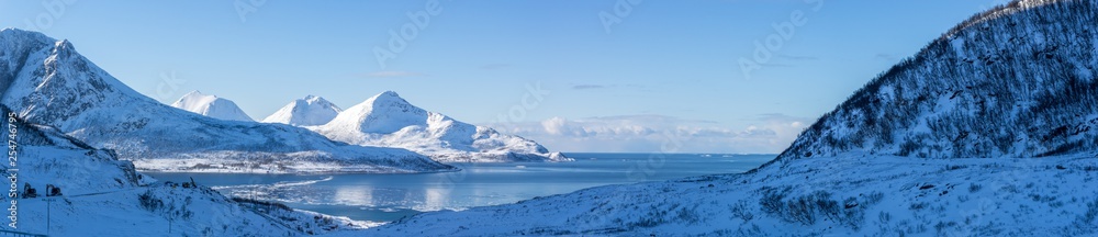 Panorama vom Grøtfjord in Norwegen im Winter